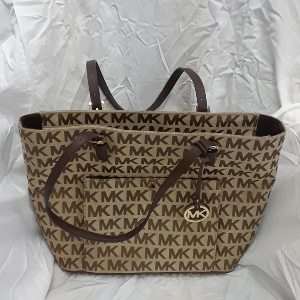 MK Vanilla  Jet Set LG Snap Pocket Tote
